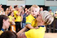 Nilla Fischer möts av familj när Svenska damlandslaget i fotboll anländer till Landvetter.