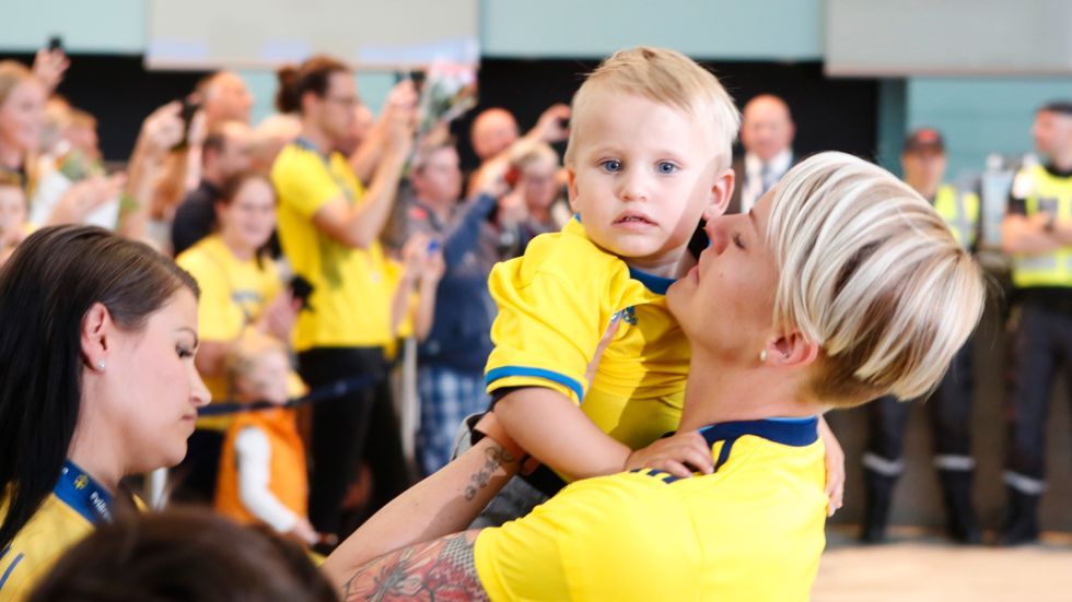 Nilla Fischer möts av familj när Svenska damlandslaget i fotboll anländer till Landvetter.
