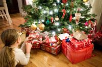 Föräldrar ger i dag sina barn för lite av sin tid och sin person, menar Mats Eklöf. Julklapparna blir då ett substitut för verklig föräldranärvaro.
