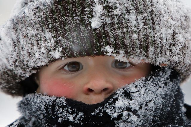 När barnen leker och har roligt är det inte säkert att de säger ifrån ifall att de fryser.