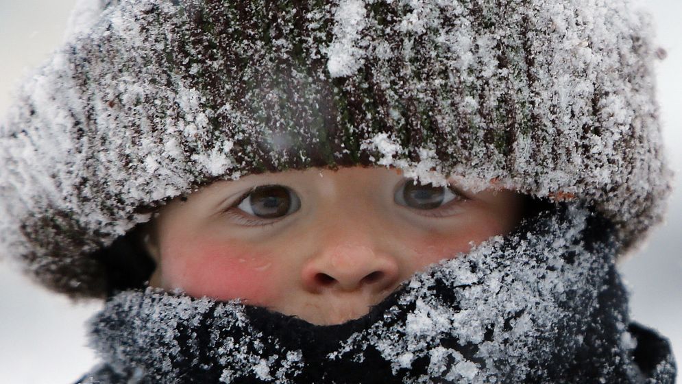 När barnen leker och har roligt är det inte säkert att de säger ifrån ifall att de fryser.