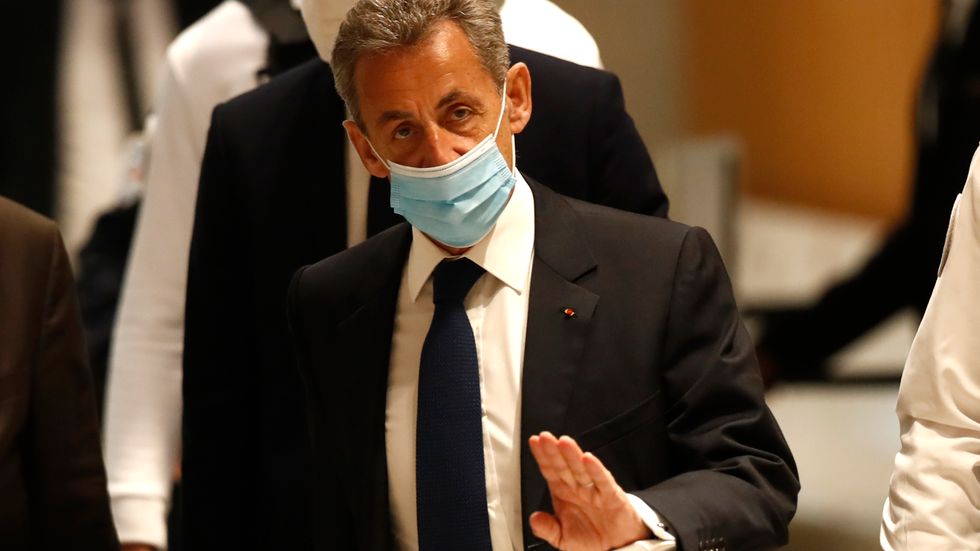 Den tidigare franske presidenten Nicolas Sarkozy i domstolen där han på måndagen dömdes till ett treårigt fängelsestraff, varav två år villkorligt, för korruptionsbrott.