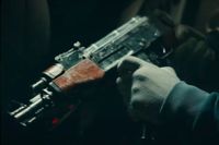 Artistens video innehåller bilder på flera skjutvapen. Bland annat detta automatgevär av modell AK47.
