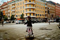Allt fler barn växer upp i Stockholms innerstad. En av dem är Emilia Danielson Asplund, 3 år.
