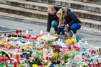 Blommor läggs på Place de la Bourse i Bryssel på söndagen i solidaritet med terroroffren.