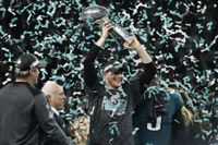 Philadelphia Eagles quarterback Carson Wentz höjer bucklan efter segern i Super Bowl den 4 februari i år. Arkivbild.