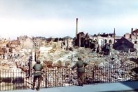 Soldater beskådar Darmstadt i ruiner, 1945.