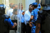 Polisen hindrar maldiviska parlamentsledamöter att komma in i parlamentsbyggnaden.