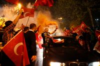 Turkar som röstat ja firar att de har vunnit folkomröstningen, som innebär att president Erdoğan får mer makt. 