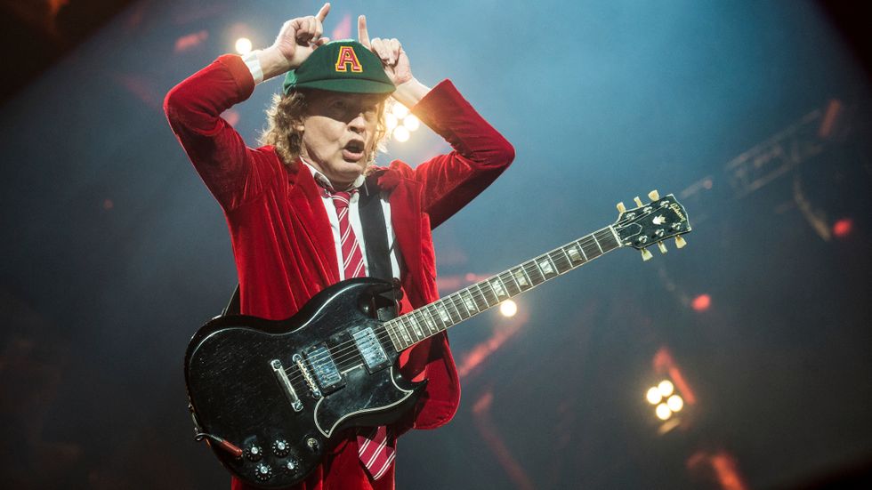 Angus Young i AC/DC under en konsert 2016. Nu lanserar bandet sitt studioalbum ”Power up”.