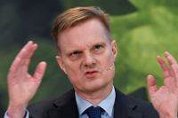Jens Henriksson, vd för Swedbank, vill inte sänka kundernas boränta trots Riksbankens besked om tre år till med nollränta