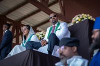 Ethiopiens premiärminister Abiy Ahmed i sällskap med sin fru Zinash Tayachew, left, kampanjar i sydvästra Oromia.