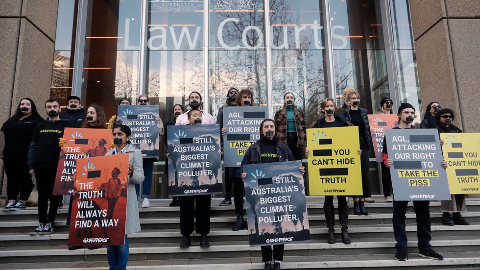 En Greenpeacedemonstration utanför en domstol i Sydney i fjol. AGL Energy stämde Greenpeace för en kampanj där miljöorganisationen kallade företaget för Australiens största förorenare. Arkivbild.