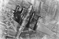 Ett B-17 faller mot marken efter att ha skadats under räden mot Schweinfurt i oktober 1943.