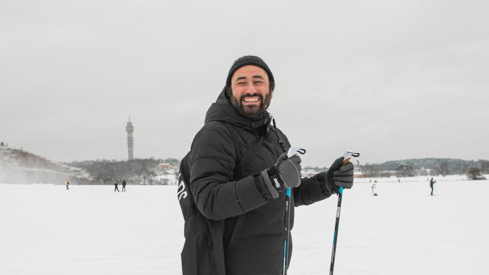 Othmane Rezine provåker sina nya längdskidor.