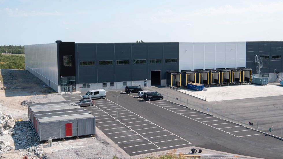 En nybyggd lagerlokal i Kjula logistikpark utanför Eskilstuna blir det amerikanska e-handelsföretaget Amazons första lager i Sverige. Arkivbild.