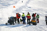 Efter flera timmars letande hittades en man 2,5 meter ner i snön. Mannens liv gick dock inte att rädda.