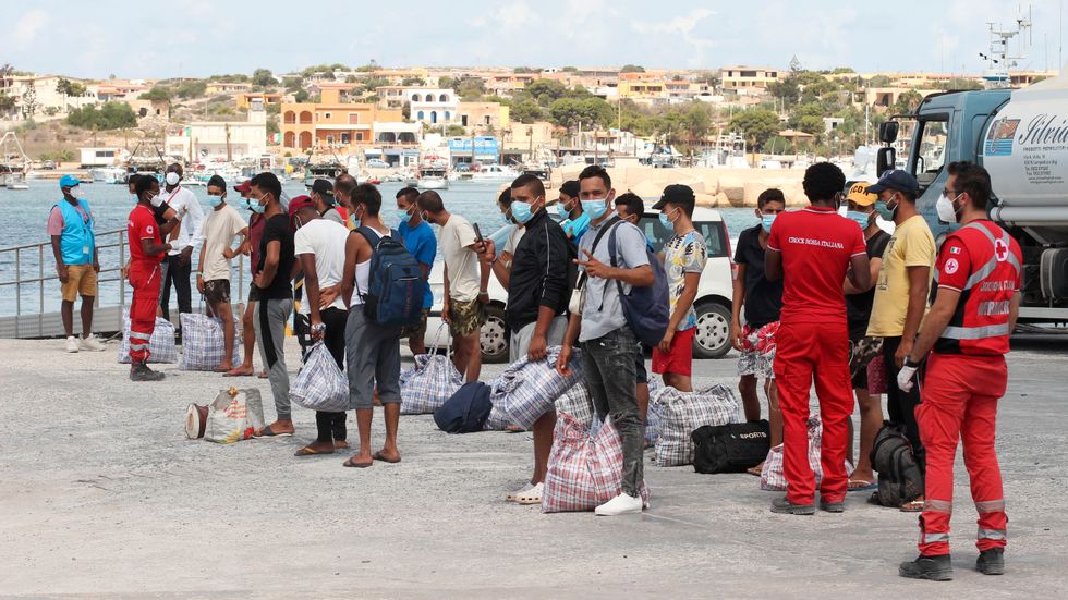 Omkring 1 200 migranter har anlänt till de italienska ön Lampedusa under söndagen. Arkivbild från september 2020.