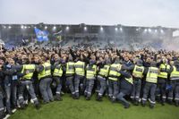 Ordningsvakter bildade mur när Djurgårdens fans rusade ned på plan vid slutsignal av fotbollsmatchen i allsvenskans sista omgång mellan IFK Norrköping och Djurgårdens IF på Östgötaporten. Matchen slutade oavgjort 2-2 vilket gör Djurgården till svenska mästare 2019.
