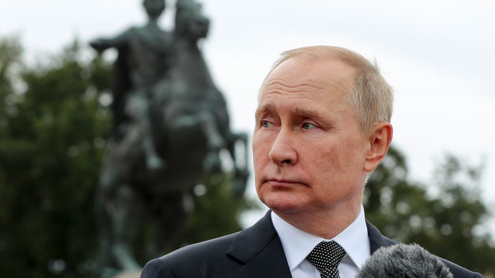 Rysslands president Vladimir Putin framför en staty av tsar Peter den store till häst, i S:t Petersburg den 31 juli. Putin lägger stor vikt vid nationalistisk och historiskt betydelsefull symbolik. Arkivbild distribuerad av det ryska regeringskansliet.