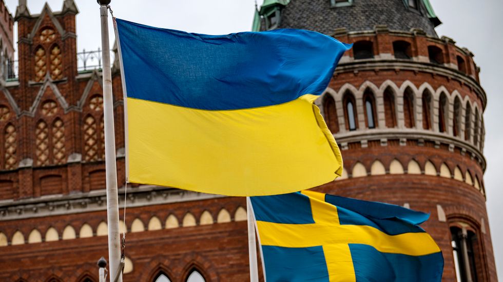 Business Sweden ska öppna ett kontor i krigets Ukraina. Flaggor hissade i Helsingborg. Arkivbild