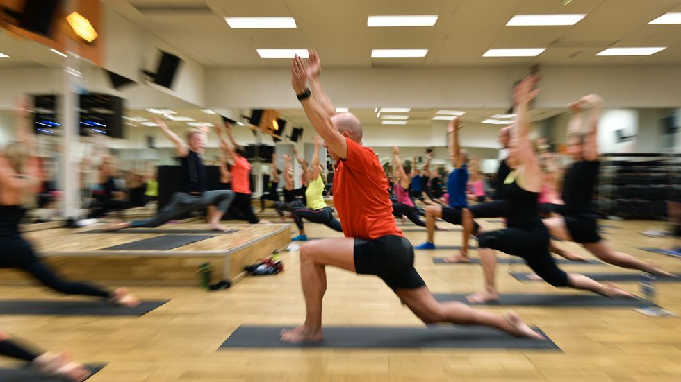 Yoga på gym är en tänkbar träningsform för den som vill komma igång fysiskt efter en stillsam semester, som många av oss haft. Arkivbild.