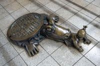 Alligator i kloakerna, skulptur i New York av Tom Otterness.