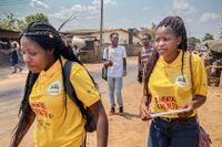 I anslutning till WHO:s världsdag för psykisk hälsa marscherar Youth Friendship Bench genom förorten Mbare.