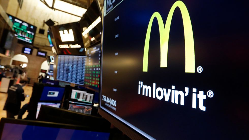 Hamburgerkedjan McDonald's backade på New Yorkbörsen under måndagen.