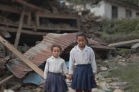Ranjit och Kusum bor i Suspachemawati i Dolakhadistriktet i nordöstra Nepal. De gick i skolan som alla andra barn. Här står de nu i resterna sin gamla skola. Trots att det gått en månad efter skalvet den 12 maj är varken något röjnings- eller återuppbyggnadsarbete påbörjat.