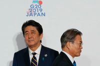 Japans premiärminister Shinzo Abe och Sydkoreas president Moon Jae-In i somras. Arkivbild.