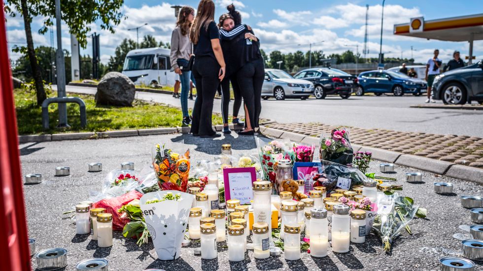 En tolvårig flicka dog efter att hon skottskadades vid en bensinmack i Botkyrka i augusti 2020.