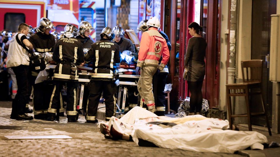 Stor insats av blåljuspersonal under terrordåden i Paris 2015. 
