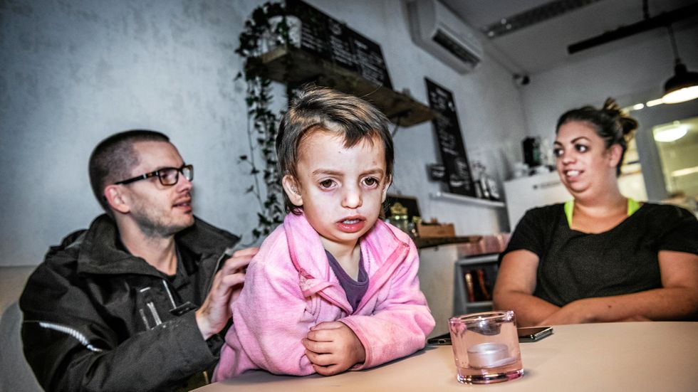 Treåriga Evelina Persson får vänta på operation – här med mamma Sara och pappa Erik.