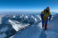 En klättrare bestiger Mount Everest. Arkivbild.