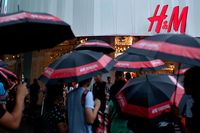 Över tusen shoppingsugna Singaporianer väntade utanför H&M:s butik när den premiäröppnade i början av månaden.