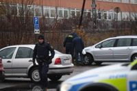 Poliser sökte på tisdagen igenom en parkeringsplats nära polishuset i Uppsala.