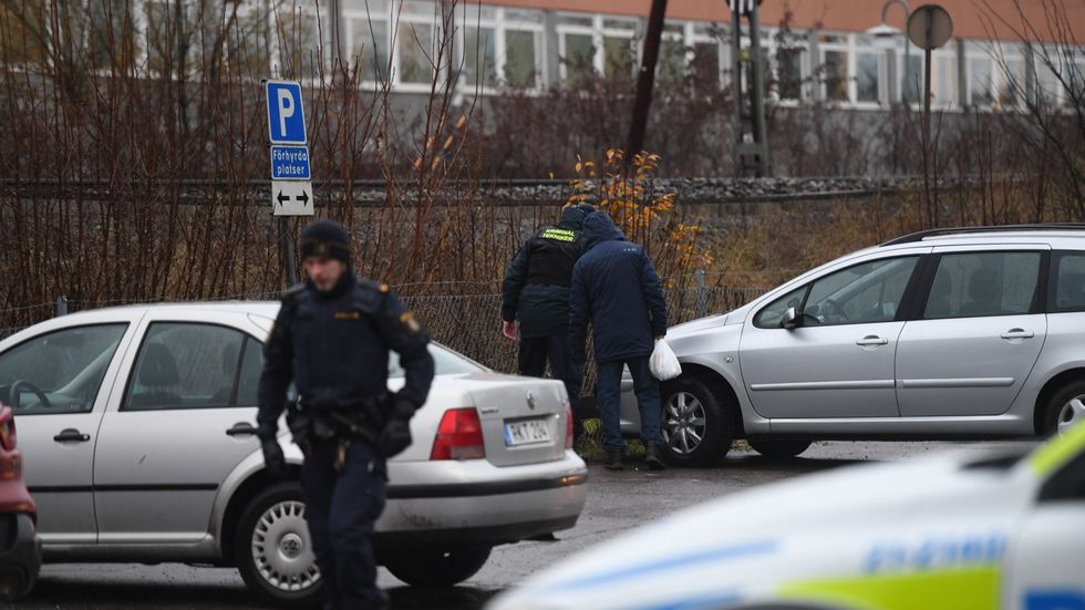 Poliser sökte på tisdagen igenom en parkeringsplats nära polishuset i Uppsala.