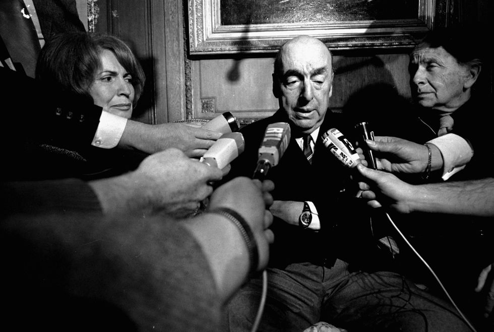 Pablo Neruda möter pressen i Paris den 21 oktober 1971 efter att det tillkännagivits att han var det årets Nobelpristagare i litteratur.