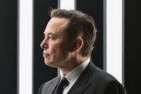 Världens rikaste man Elon Musk la ett bud på Twitter i april för att senare försöka dra sig ur affären.