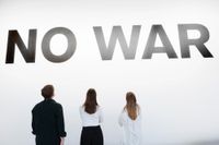 De förbjudna orden ”No war” finns på en vägg när den ryske konstnären Evgeny Antufiev deltar i en utställning i Helsingfors.