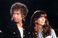 Bob Dylan och Fiona Flanagan i 80-talsrullen ”Hearts of fire” där Dylan gör rollen som en avdankad rockstjärna.