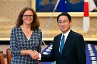 EU:s handelskommissionär tillsammans med Japans utrikesminister Fumio Kishida vid ett möte i fjol. Arkivfoto.