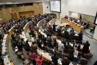 Delegater i FN:s högkvarter applåderar stående efter omröstningen den 7 juli då en konvention om förbud mot kärnvapen röstades fram. 