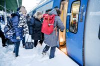 Resenärer på pendeltåg vid Källhälls pendeltågstation.