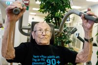 För några år sen ringde vår doktor, Göran Murvall, och sa ”Vi tänkte satsa på en verksamhet som heter 90 +”. Eftersom jag var en bra bit över 90 och min hustru Birgitta också fyllda 90 så tackade vi ja. Nu åker vi hit varje fredag och får en duvning, berättar Olle Lalin som fyllde 100 år i maj 2014.
