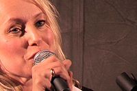 Louise Hoffsten genomförde en exklusiv spelning med låtar från nya skivan på SvD. Lyssna på låtarna och se framträdandet via länkarna nedan.