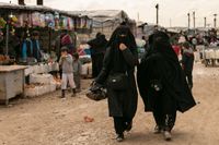 Två kvinnor i flyktinglägret al-Hol i nordöstra Syrien.