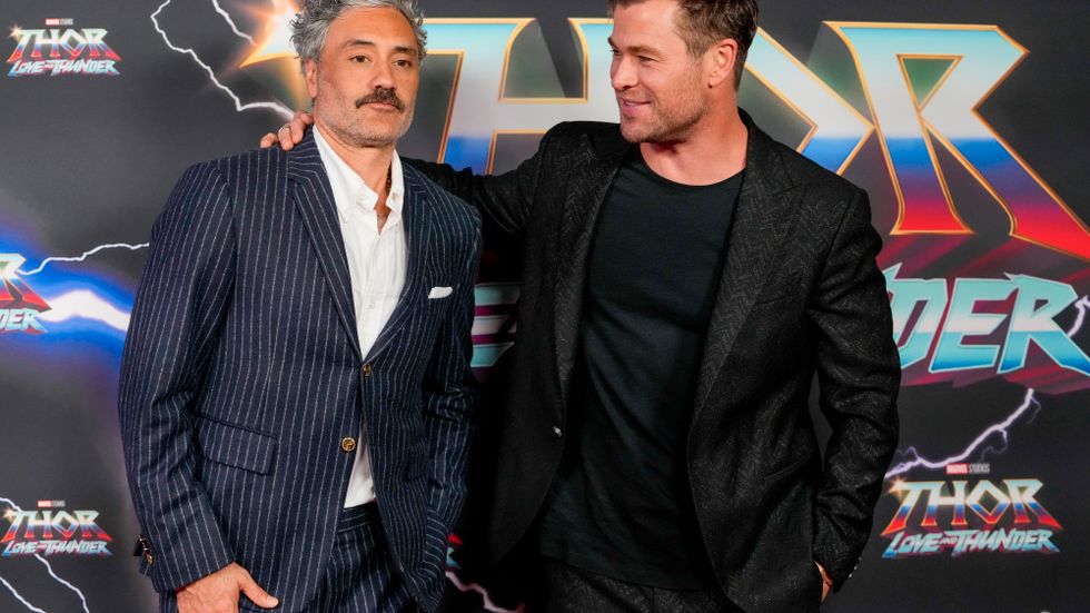 Chris Hemsworth och regissören Taika Waititi bakom filmen "Thor:Love and thunder" , som inte får visas på bio i Malaysia på grund av gay-scener. Arkivbild.