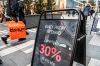 Enligt betaltjänstföretaget Dibs beräkningar handlar hälften av svenskarna under black friday.
